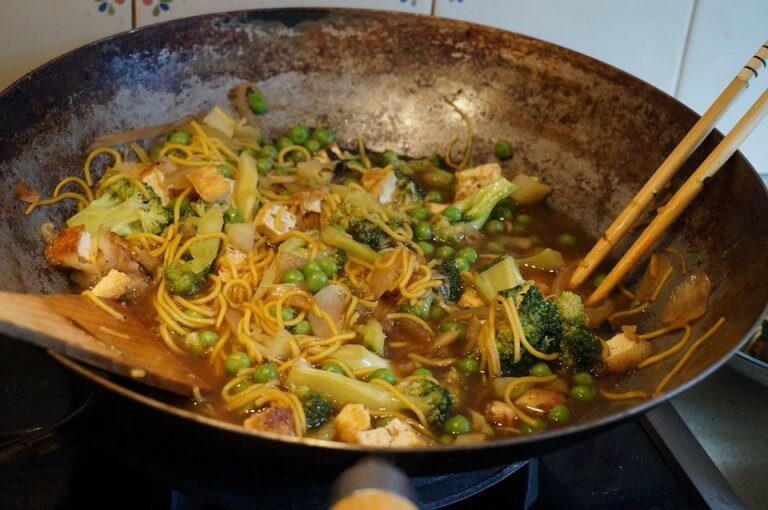 Use wok to prepare a healthy meal